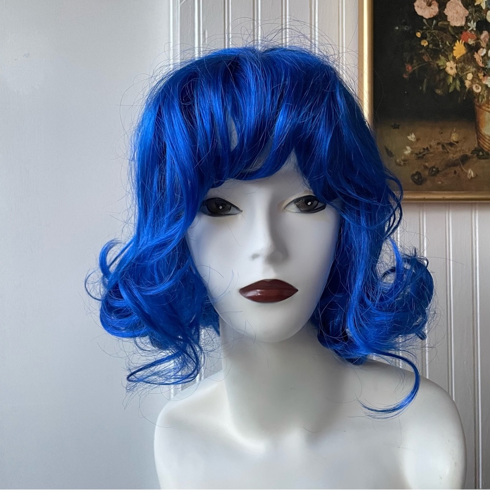 Costume wig — Cobalt curly bob with bangs